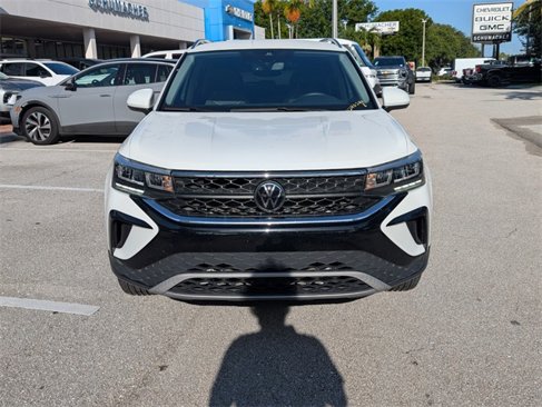 Certified 2024 Volkswagen Taos SE image 3