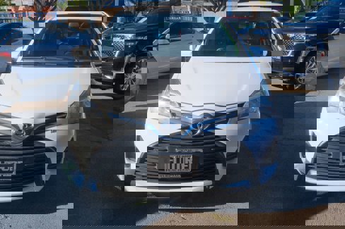 Used 2015 Toyota Yaris L image 2