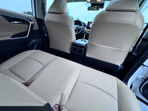 Used 2020 Toyota RAV4 XLE Premium image 15