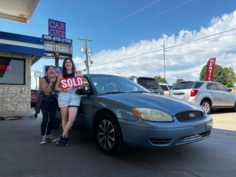 Used 2005 Ford Taurus SE image 2