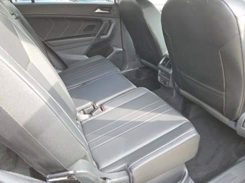 Used 2022 Volkswagen Tiguan SE image 6
