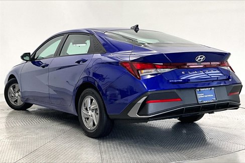 Certified 2025 Hyundai Elantra SE image 12