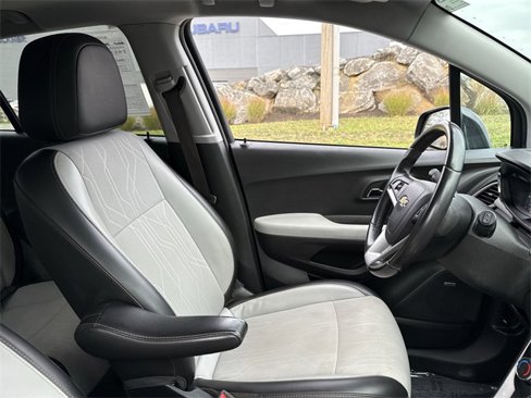 Used 2020 Chevrolet Trax LT w/ Sun & Sound Package image 12