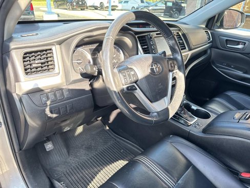 Used 2019 Toyota Highlander SE image 20