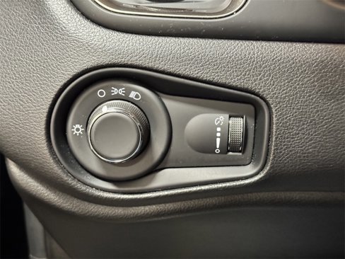 Used 2023 Jeep Renegade Latitude image 41