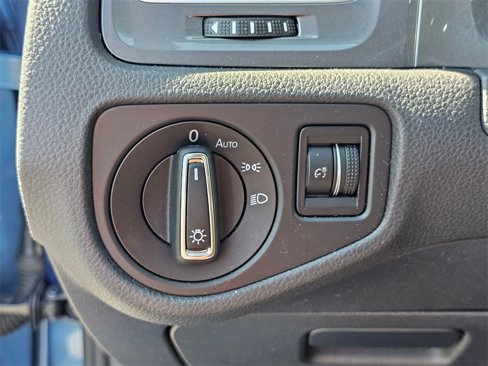 Used 2016 Volkswagen e-Golf SE image 20