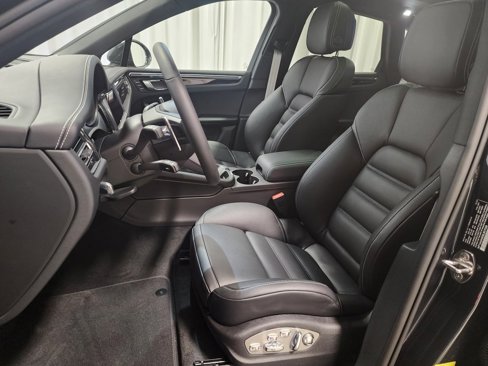 Used 2025 Porsche Macan image 5