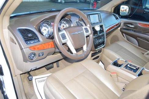 Used 2016 Chrysler Town & Country Touring-L image 15