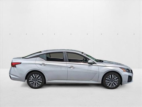 Used 2023 Nissan Altima 2.5 SV image 4