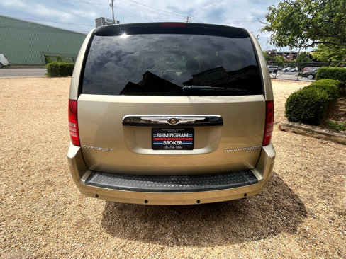 Used 2010 Chrysler Town & Country Touring image 8