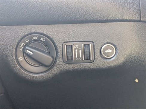 Used 2016 Dodge Challenger SXT image 20