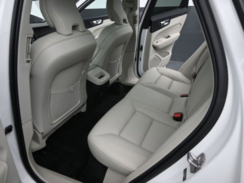 Certified 2022 Volvo XC60 B5 Momentum w/ Advanced Package image 29