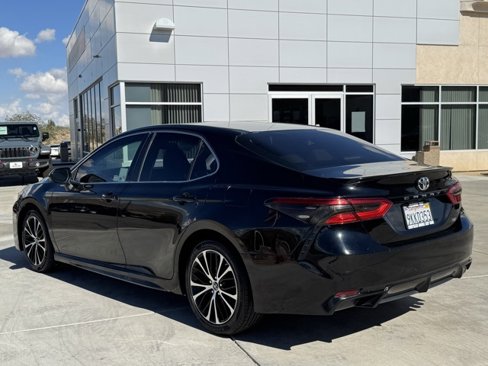 Used 2018 Toyota Camry SE image 3