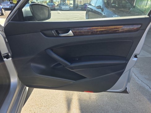 Used 2013 Volkswagen Passat 2.5 SEL Premium image 13