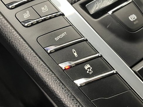 Used 2017 Porsche Macan Turbo image 18