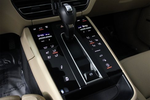Certified 2025 Porsche Macan Turbo image 18