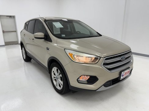Used 2017 Ford Escape SE image 2