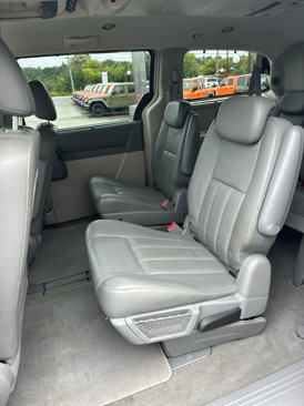 Used 2010 Chrysler Town & Country Touring image 12