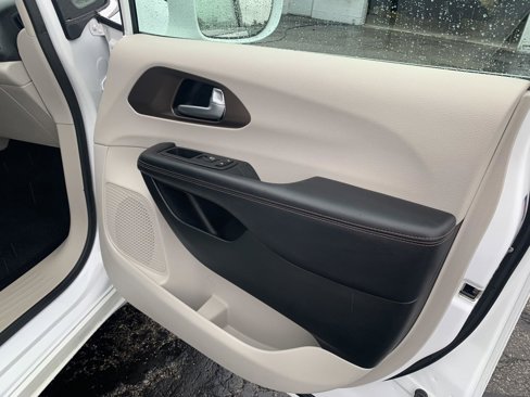 Used 2018 Chrysler Pacifica Touring Plus w/ Tire & Wheel Group image 11