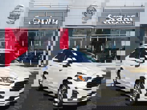 Used 2020 Ford Fusion SE image 1