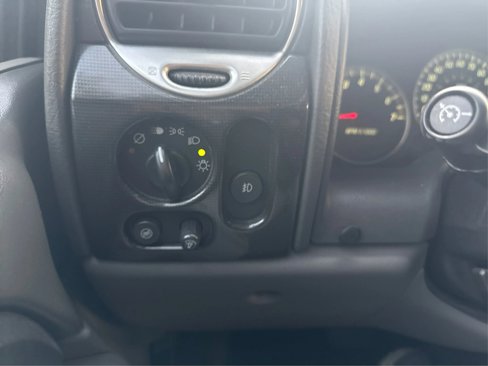 Used 2004 GMC Envoy SLE image 23