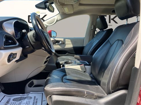 Used 2018 Chrysler Pacifica Limited image 9