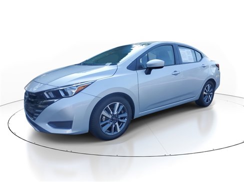 Used 2023 Nissan Versa SV image 2