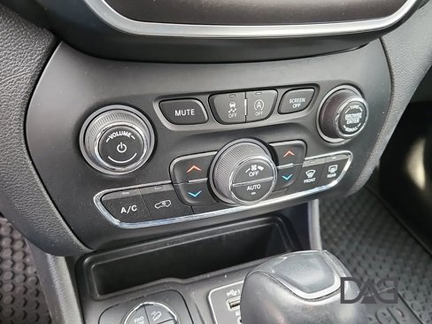 Used 2021 Jeep Cherokee Trailhawk image 32