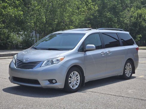Used 2015 Toyota Sienna XLE Premium image 2