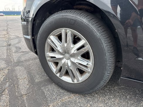 Used 2010 Chrysler Town & Country Limited w/ Entertainment Group #3 image 6