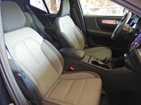 Used 2025 Volvo XC40 B5 Core image 16
