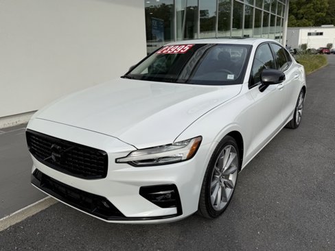 Used 2021 Volvo S60 T5 Momentum w/ Premium Package image 3