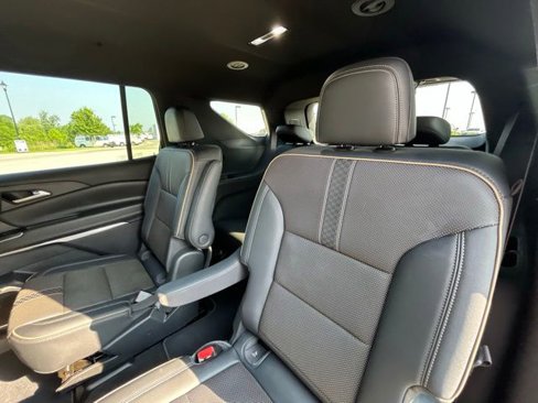 Used 2024 Chevrolet Traverse RS image 41