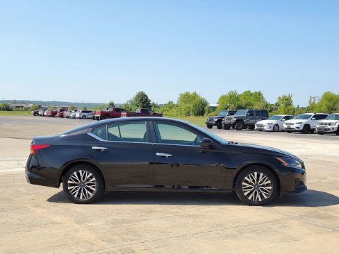 Used 2024 Nissan Altima 2.5 SV image 6