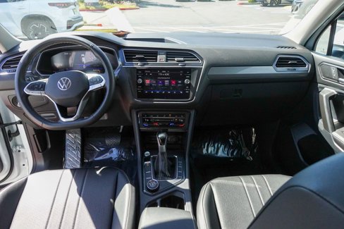 Used 2024 Volkswagen Tiguan SE w/ Panoramic Sunroof Package image 30