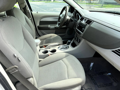 Used 2009 Chrysler Sebring Touring w/ Electronics Convenience Group image 28