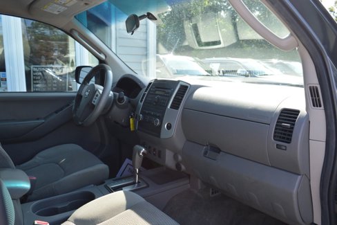 Used 2010 Nissan Frontier SE image 32