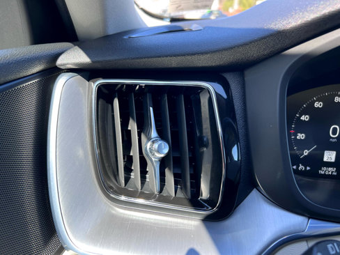 Used 2020 Volvo XC60 T5 Momentum image 24