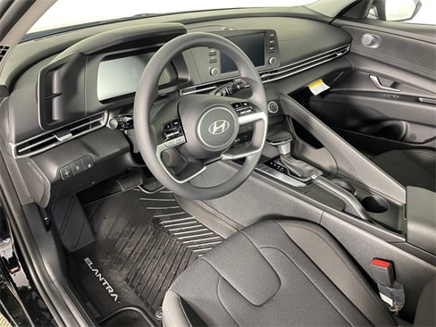 New 2025 Hyundai Elantra SE image 3