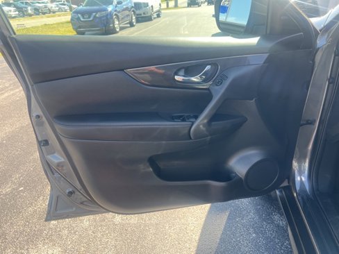 Used 2017 Nissan Rogue SV image 14