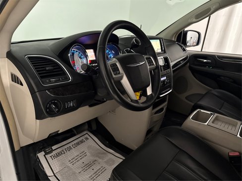 Used 2015 Chrysler Town & Country Touring-L image 34