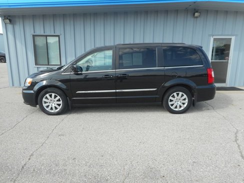 Used 2015 Chrysler Town & Country Touring image 1