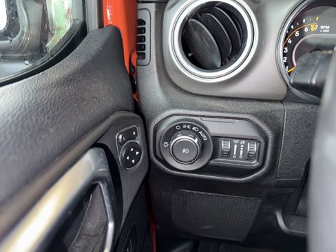 Used 2018 Jeep Wrangler Unlimited Sahara image 13