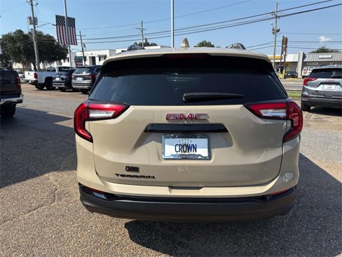 Used 2023 GMC Terrain SLE w/ Elevation Edition image 8