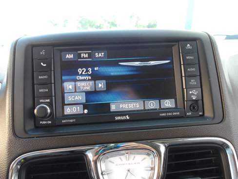 Used 2014 Chrysler Town & Country Touring w/ Driver Convenience Group image 16
