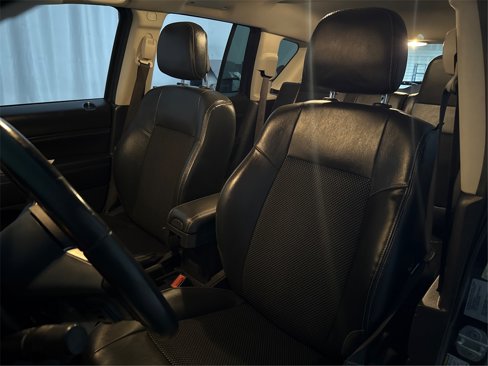 Used 2016 Jeep Compass Latitude image 32