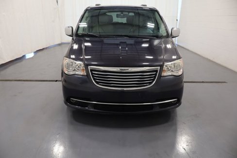 Used 2013 Chrysler Town & Country Touring-L image 3