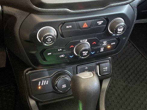 Used 2020 Jeep Renegade Latitude w/ Cold Weather Group image 33