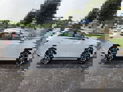 Used 2022 Chevrolet Malibu LT image 2