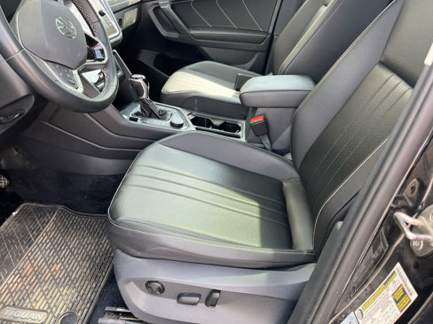 Used 2022 Volkswagen Tiguan SE w/ Panoramic Sunroof Package image 3